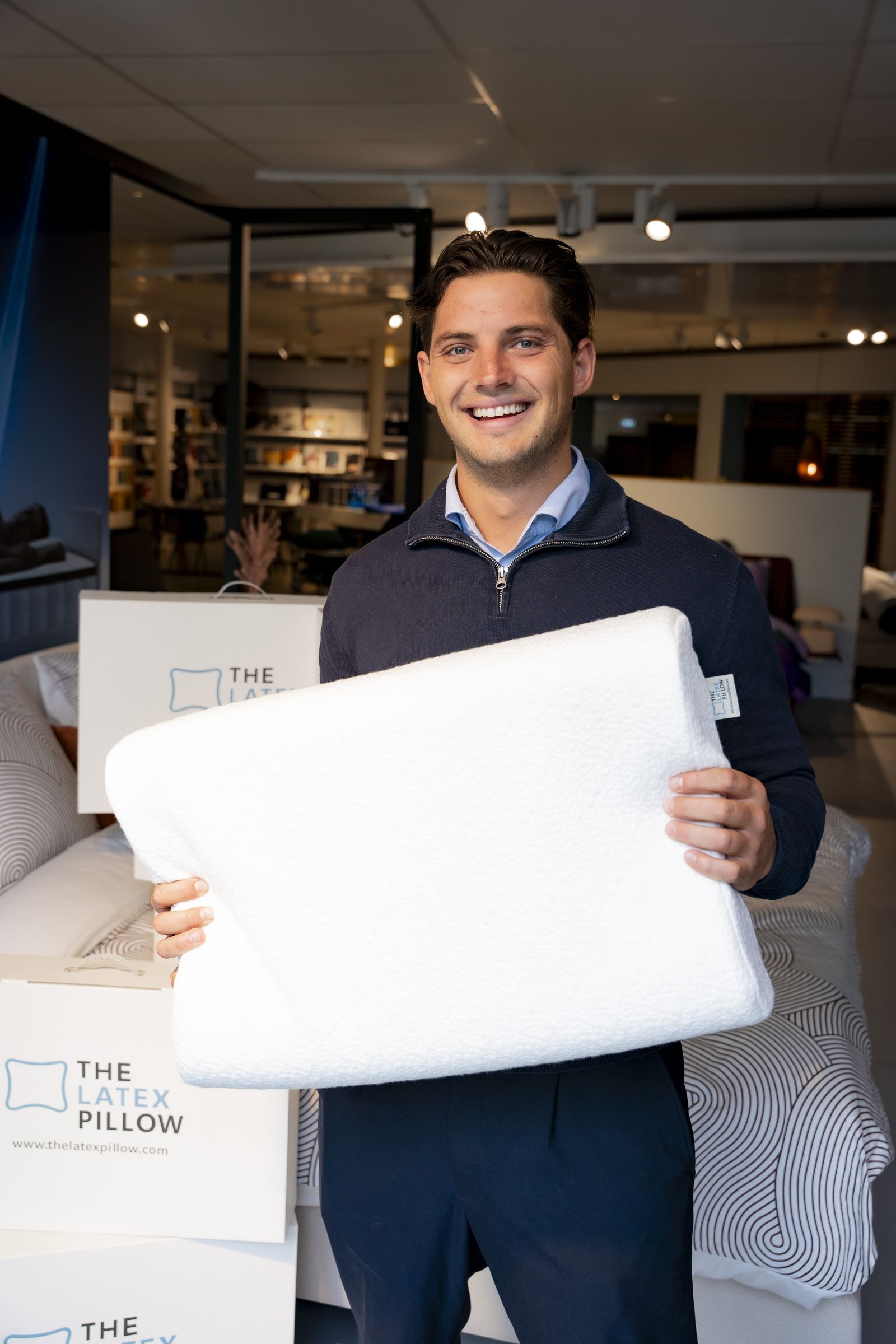 Oprichter van The Latex Pillow met The Original in de showroom
